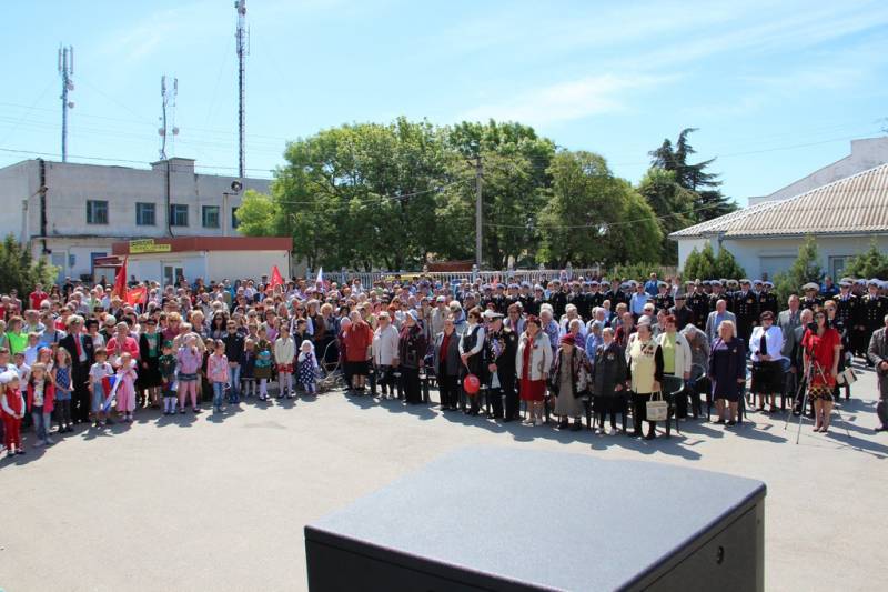 torzhestvennaya_chastj_prohozhdenie_lichnogo_sostava_garnizona_koncert_09_05_2016_36_web_36